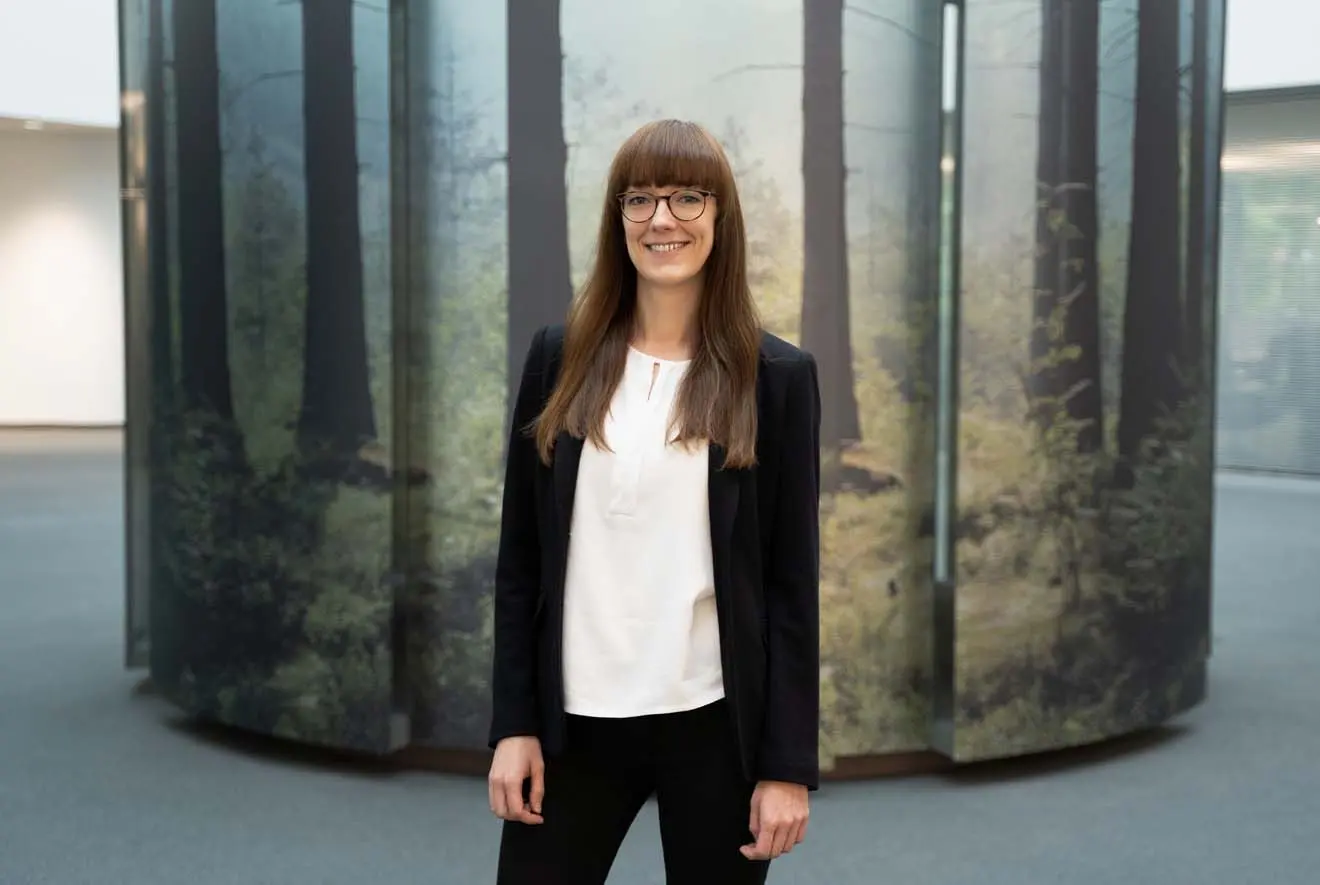 Mitarbeiterin Nadine Jendrosch vor dem Baumhaus im Atrium (GOB-Gebäude)