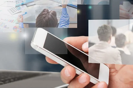 Person checkt Pressebilder aus Geschäftswelt auf Smartphone