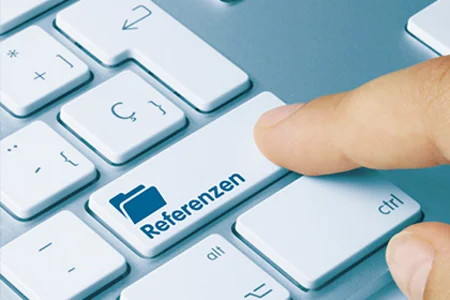 Flyout-Navigationsbild Kunden-Referenzen Zeigefinger drückt auf Shift-taste mit Beschriftung "Referenzen"