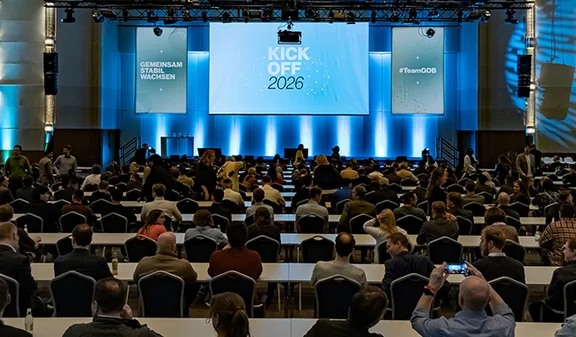 GOB Kick-off 2026 – GOB-Team im Plenum GOB-Kick-off 2026: Teammitglieder sitzen im Saal und blicken auf Bühne und Leinwand