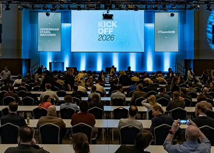 GOB Kick-off 2026 – GOB-Team im Plenum GOB-Kick-off 2026: Teammitglieder sitzen im Saal und blicken auf Bühne und Leinwand