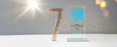 Trendence Award 2025 | 7. Auszeichnung in Folge Auszeichnung „Faires Trainee-Programm 2025“ von Trendence mit goldener 7 und funkelnden Partikeln.