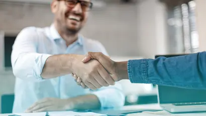 Dynamics 365 Sales - Zwei Männer beim handschütteln