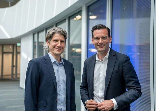 Tim Bellen (links) und Rober Küpper (rechts) im Atrium der GOB