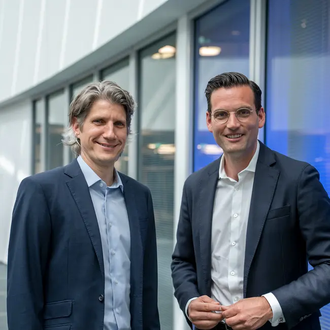 Tim Bellen (links) und Rober Küpper (rechts) im Atrium der GOB