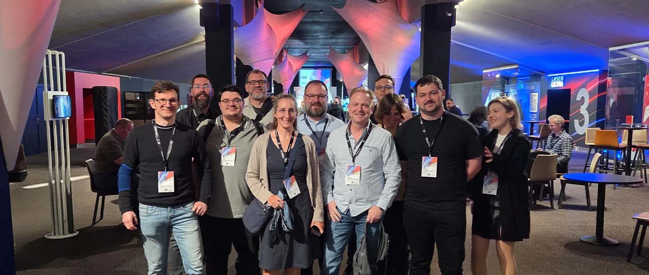 GOB-Team und weitere Teilnehmende stehen gemeinsam im Veranstaltungsbereich der BC TechDays 2026.