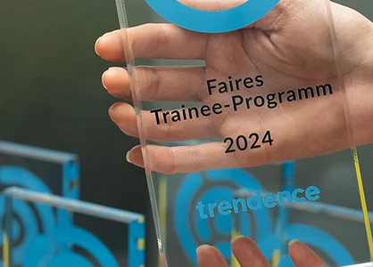 Trendence-Auszeichnung 2024 für faires Trainee-Programm wird präsentiert, weitere im Hintergrund