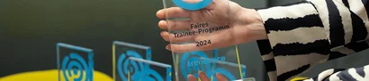 Trendence-Auszeichnung 2024 für faires Trainee-Programm wird präsentiert, weitere im Hintergrund