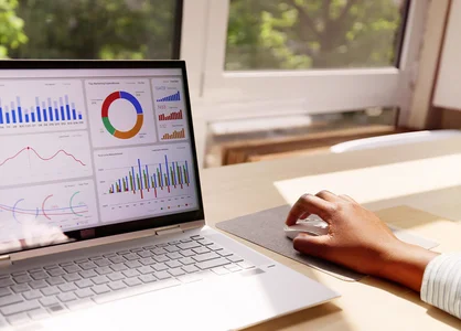 Dashboard mit Diagrammen und Statistiken auf Laptop – Symbolbild für Spendenverwaltungssoftware