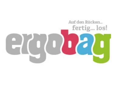 ergobag-Logo mit grauer, pinker, blauer und grüner Schrift.