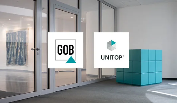 unitop-Würfel im Atrium des GOB-Gebäudes, mit GOB- und unitop-Logo.