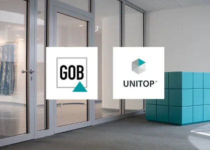 unitop-Würfel im Atrium des GOB-Gebäudes, mit GOB- und unitop-Logo.