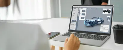 Produktkonfiguration am Laptop: 3D-Fahrzeugkonfigurator Frau nutzt am Laptop einen digitalen Produktkonfigurator zur virtuellen Autokonfiguration.