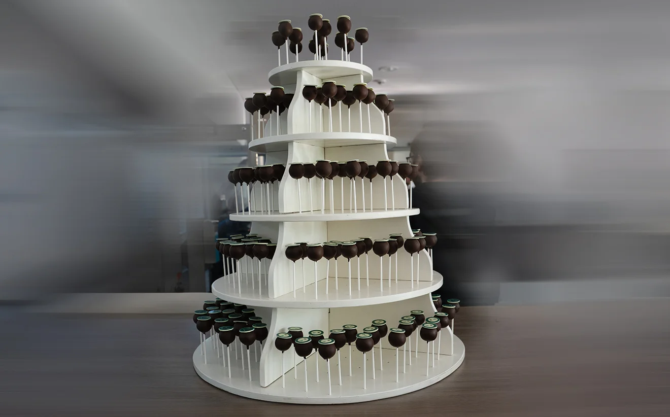 60 Jahre GOB: Tortenaufsteller mit Cake-Pops Cake-Pops mit GOB-Logo auf mehrstöckigem Tortenaufsteller beim 60-jährigen Jubiläum