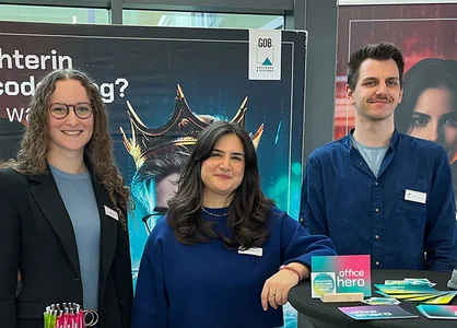 Team der GOB am Career-Day-Messestand der RWTH Aachen mit Recruiting-Plakaten im Hintergrund.