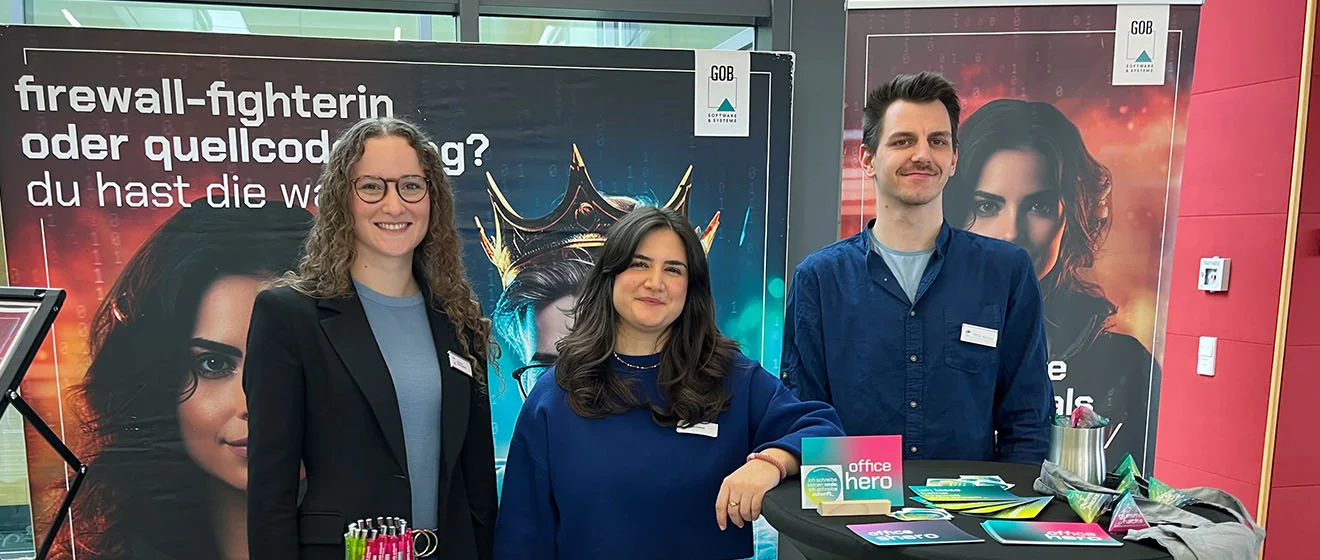 Das GOB-Team auf dem Career Day 2026 an der RWTH Aachen Team der GOB am Career-Day-Messestand der RWTH Aachen mit Recruiting-Plakaten im Hintergrund.