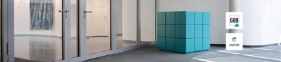 unitop-Modul Erweiterte Fremdarbeit wird Teil des Business Central-Standards unitop-Würfel im Atrium des GOB-Gebäudes, mit GOB- und unitop-Logo.