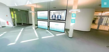 Atrium im Virtuellen Campus: Monitorwand, Begrüßung durch Geschäftsführer Tim Bellen & Robert Küpper