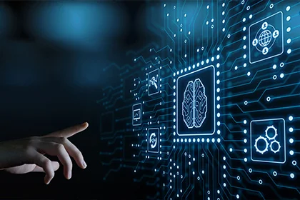 Effizienzsteigerung durch Einsatz von Künstlicher Intelligenz Hand zeigt auf Dashboard mit KI gesteuerten Prozessen im Unternehmen