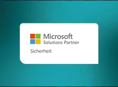 Microsoft-Partnerauszeichnung für den Lösungsbereich Sicherheit auf türkisfarbenem Hintergrund.