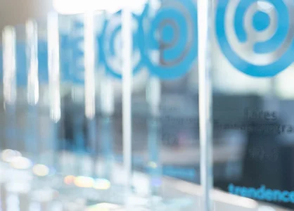 Mehrere trendence Awards in Reihe mit Aufschrift „Faires Trainee-Programm 2026.