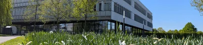 Campus der Hochschule Niederrhein – „Ich lach’ mich Job‘ 2026“ Panorama: Modernes Hochschulgebäude mit Glasfassade und Grünanlage im Vordergrund.