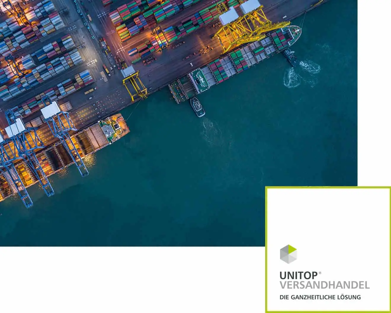 Vogelperspektive eines Hafens mit Containerschiffen und farbenfrohen Containern, die auf dem Dock gestapelt sind. Unten rechts ist das Logo unitop Versandhandel zu sehen.