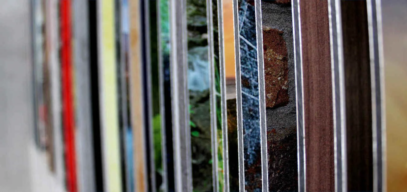 Nahaufnahme verschiedener Dekorplatten mit Stein- und Holzoptik