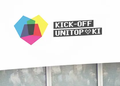 Buntes Herz-Logo mit Schriftzug "Kick-Off unitop KI" auf weißem Hintergrund, modern gestaltet.