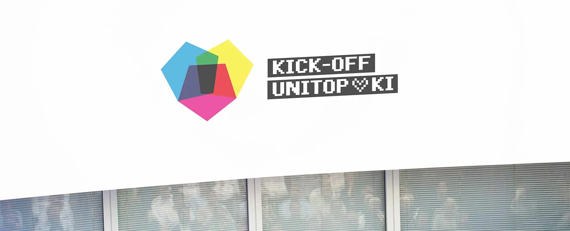 Buntes Herz-Logo mit Schriftzug "Kick-Off unitop KI" auf weißem Hintergrund, modern gestaltet.