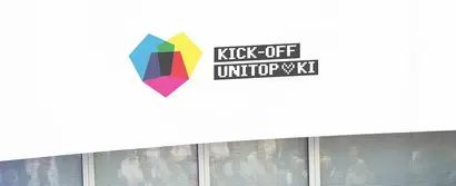 KI-Innovationstag 2024: KI und unitop Buntes Herz-Logo mit Schriftzug "Kick-Off unitop KI" auf weißem Hintergrund, modern gestaltet.