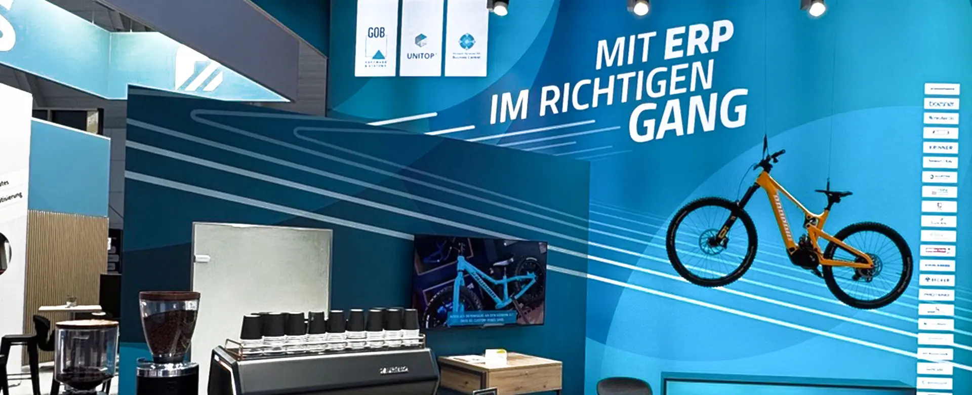 Messestand von GOB mit ERP-Slogan, Propain-Bike und Kaffeebar auf der LogiMAT Stuttgart 2025