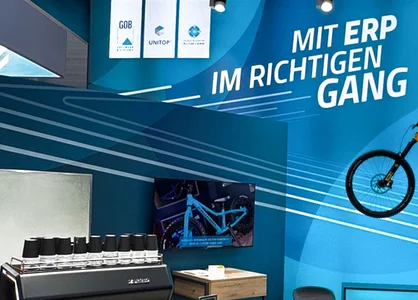 LogiMAT Stuttgart 2025: Der GOB-Stand ist bereit | 1920 x 780 Pixel Messestand von GOB mit ERP-Slogan, Propain-Bike und Kaffeebar auf der LogiMAT Stuttgart 2025