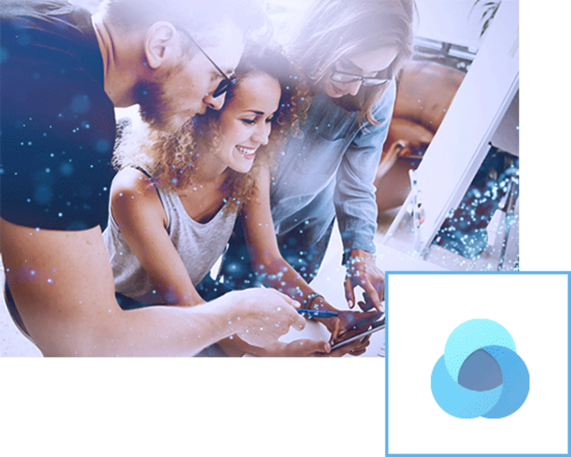 Junges Team arbeitet lächelnd zusammen an einem PC.