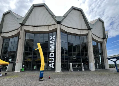 Außenbereich des Audimax der Ruhr-Universität Bochum mit Zelten und Hinweisen zur RUB Karrieremesse.