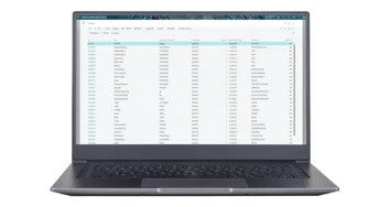 Laptop zeigt tabellarische Übersicht in unitop – mit Arbeitsplatzgruppen und zugehörigen Kapazitäten