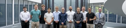 Elf neue GOB-Azubis stehen bei ihrem Ausbildungsstart 2025 gemeinsam im Atrium des Firmengebäudes