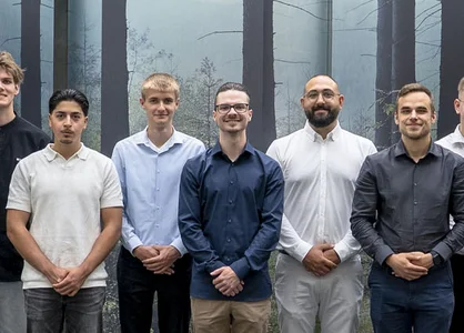 Elf neue GOB-Azubis stehen bei ihrem Ausbildungsstart 2025 gemeinsam im Atrium des Firmengebäudes