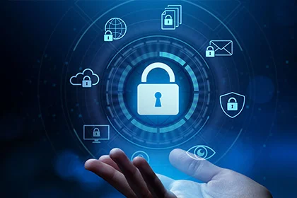 IT-Sicherheitskonzept der GOB Hand hält Schlosssymbol, umgeben von Sicherheits-Icons, die Datensicherheit darstellen