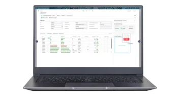 Laptop zeigt geöffnete Softwareoberfläche mit Prüfergebnissen, Datenfeldern und PDF-Upload-Funktion