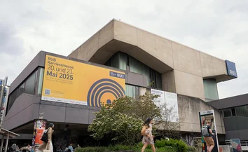 Außenansicht der RUB mit großem Banner zur Karrieremesse 2025 am Veranstaltungszentrum