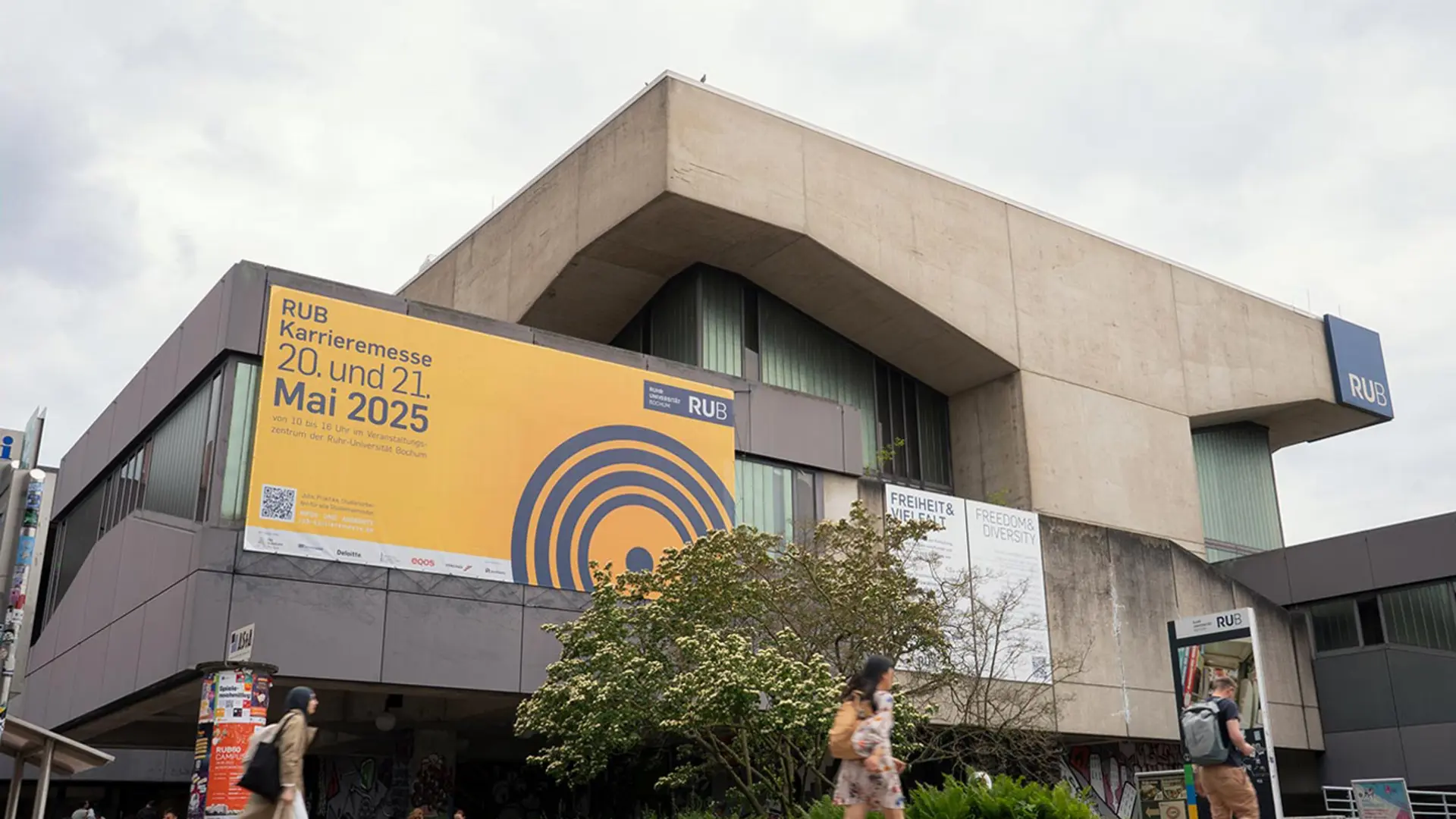 Außenansicht der RUB mit großem Banner zur Karrieremesse 2025 am Veranstaltungszentrum