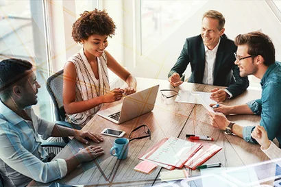 Abläufe Ihrer Kammer digital organisieren und steuern – mit unserer Softwarelösung unitop Symbolbild: Vier Personen am Tisch, eine am Laptop, andere besprechen Unterlagen und Stifte.
