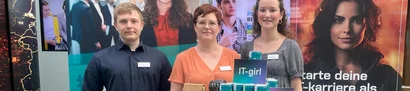 GOB-Recruiting-Team auf der Firmenkontaktmesse HRW Karriere 2024 in Bottrop | 1905 x 425 Pixel GOB-Recruiting-Team auf HRW Karriere 2024, bunte Plakate und IT-Trainee-Programm-Werbung