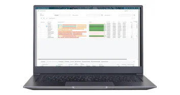 Laptop zeigt Software-Dashboard mit farbiger Balkenanzeige zum Bearbeitungsstand mehrerer Fertigungsaufträge