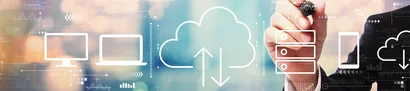 Digitale Hand zeigt auf Cloud-Symbol mit Auf- und Abwärtspfeilen vor angedeutetem Wolkenhintergrund