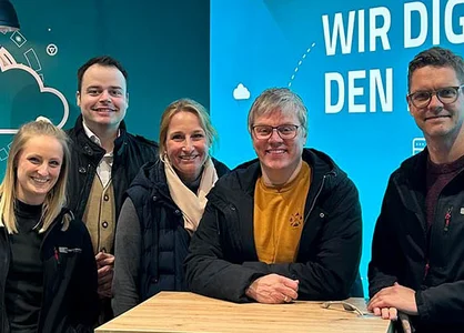 GOB-Stand auf LogiMAT 2024 | 1920 x 780 Pixel LogiMAT 2024: Fünf Personen am GOB-Stand vor blauer Wand mit „Wir digitalisieren den Mittelstand“