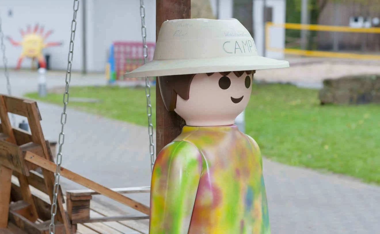 Bunte Spielfigur mit Hut im Waldpiratencamp der Deutschen Kinderkrebsstiftung in Heidelberg.