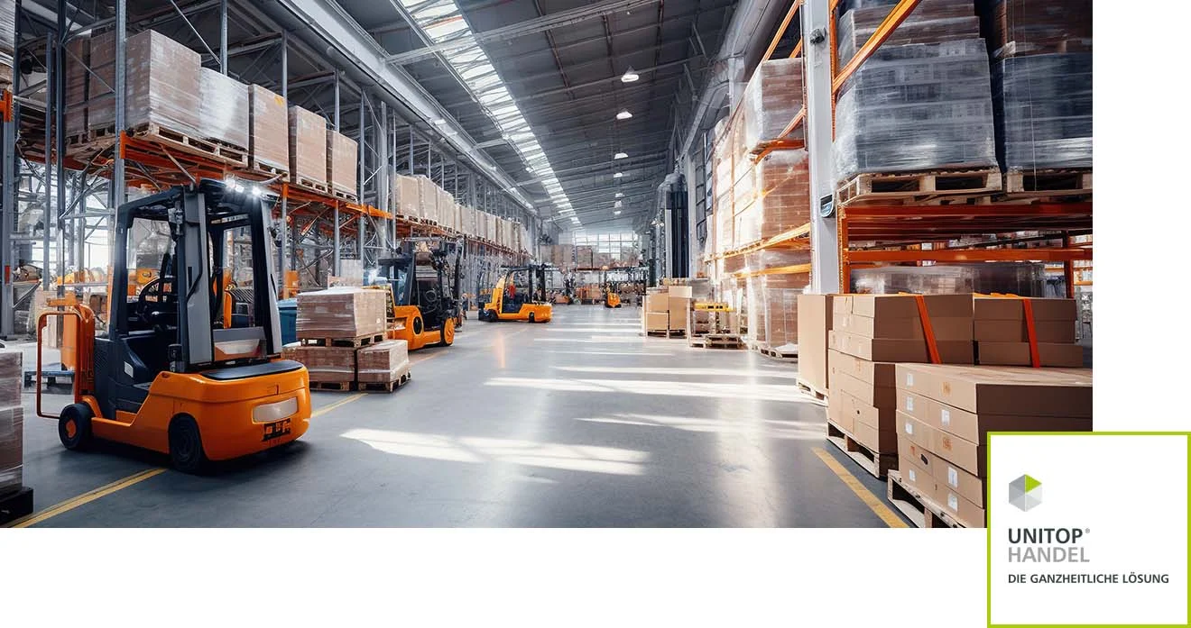 Lagerlogistik: Cross-Docking Großes Lager mit Hochregalen, Gabelstaplern & gestapelten Paletten, unitop Handel-Logo unten rechts