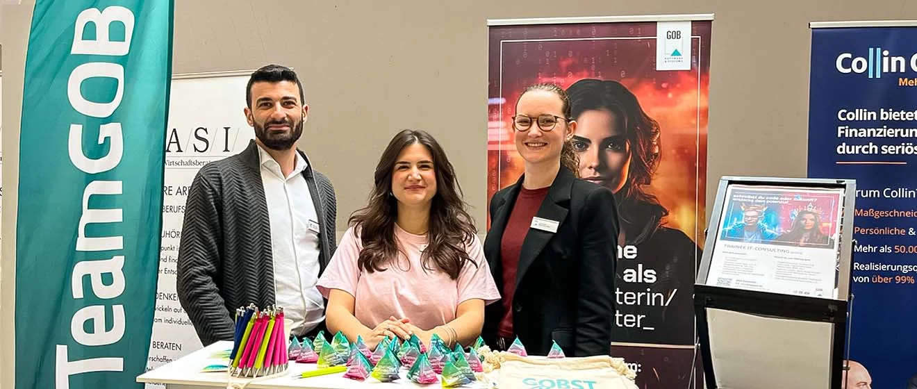 Campusmesse Düsseldorf 2026: Unser Recruiting-Team vor Ort Das GOB-Recruiting-Team steht vor Roll-ups am Messestand der Campusmesse Düsseldorf.